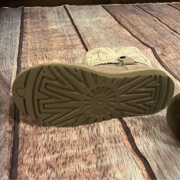 Ugg Saela Mini Boot Size 8 - Picture 6 of 7